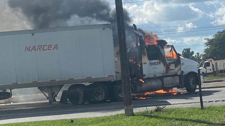 Reportan quema de vehículos en la carretera Villahermosa - Frontera