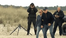 Biden se "tambalea" y casi cae durante paseo por playa en Delaware