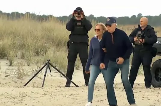 Biden se "tambalea" y casi cae durante paseo por playa en Delaware