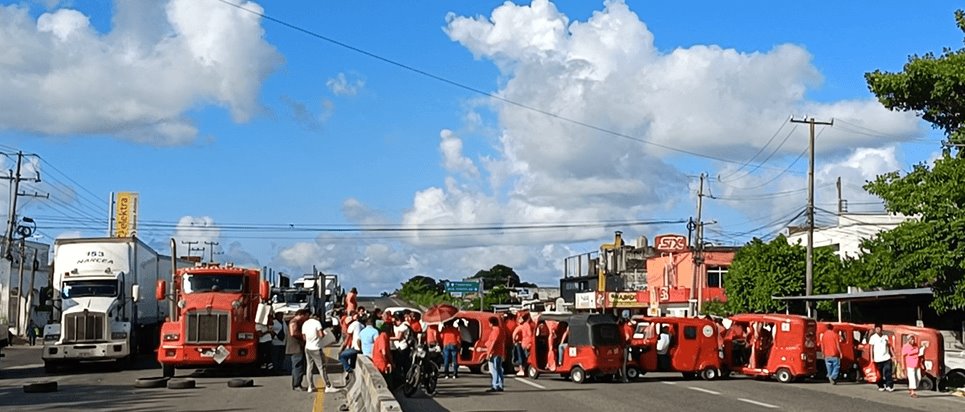 Bloquean pochis de Ocuiltzapotlán la Villahermosa-Frontera, denuncian abusos de GN