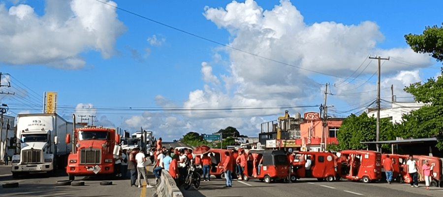 Bloquean pochis de Ocuiltzapotlán la Villahermosa-Frontera, denuncian abusos de GN