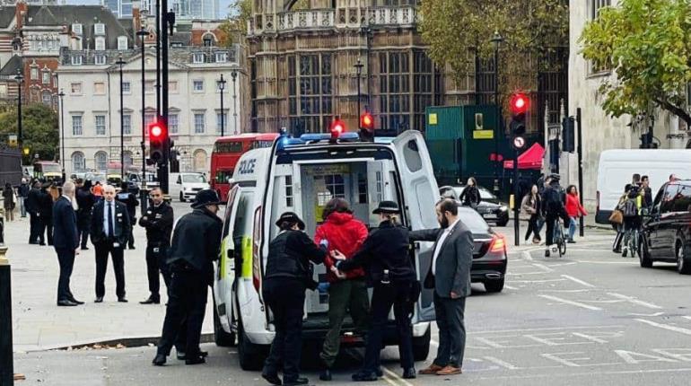 Detienen a hombre armado con cuchillos frente al Parlamento británico