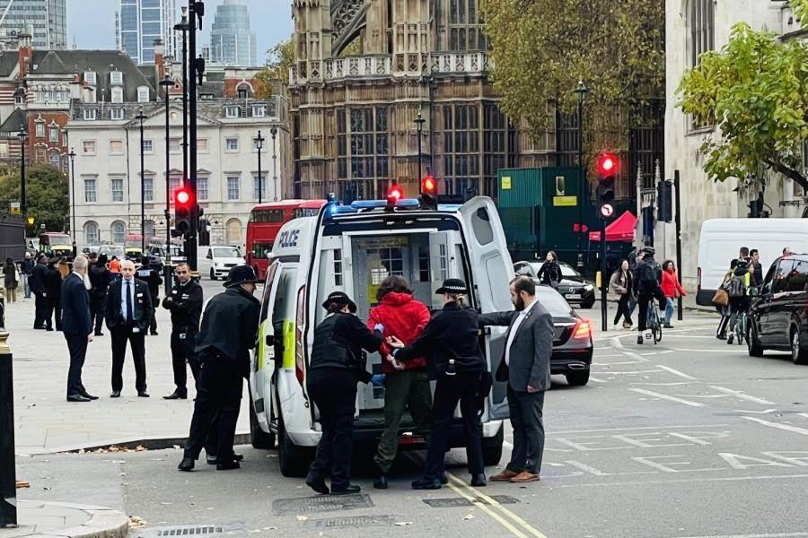 Detienen a hombre armado con cuchillos frente al Parlamento británico