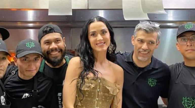 Katy Perry se sube a autobús y la captan comiendo tacos en la CDMX