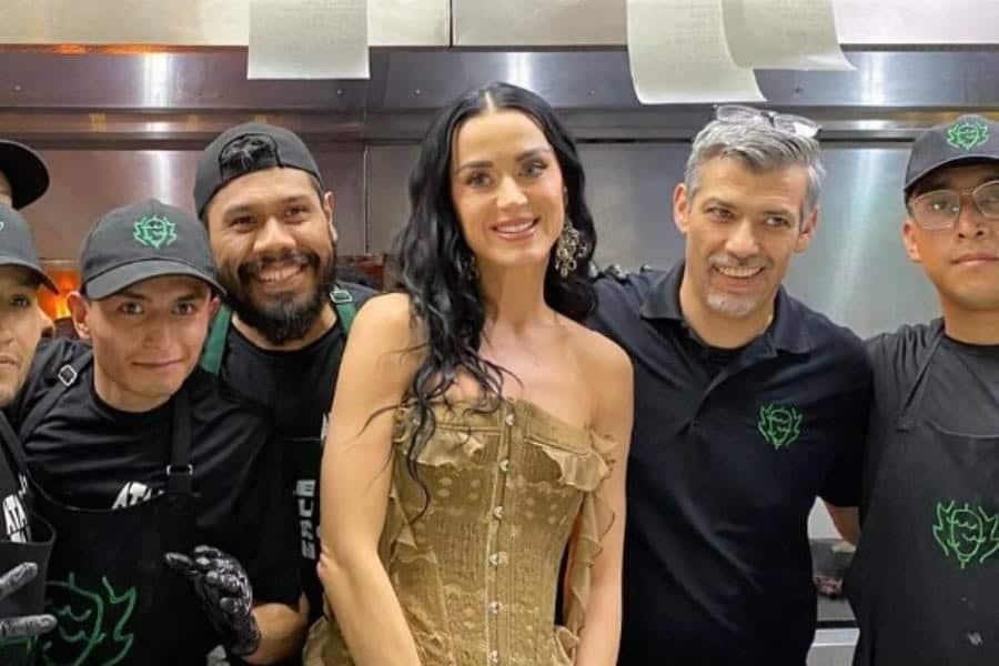 Katy Perry se sube a autobús y la captan comiendo tacos en la CDMX