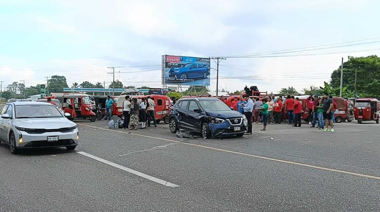 Choque entre pochimóvil y auto provoca bloqueo en la Villahermosa-Frontera