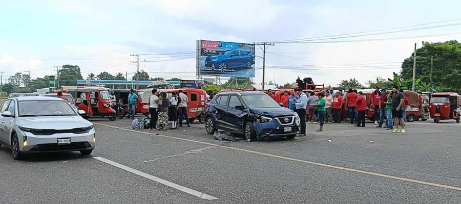 Choque entre pochimóvil y particular deriva en bloqueo de la Villahermosa - Frontera