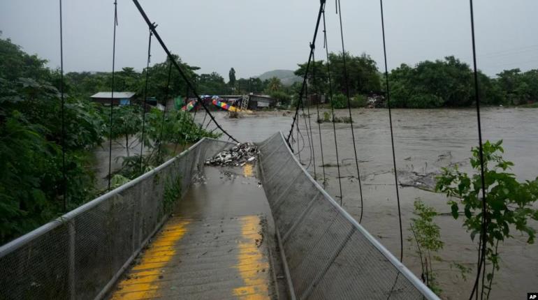 Tormenta tropical "Sara" comienza a causar estragos en Honduras