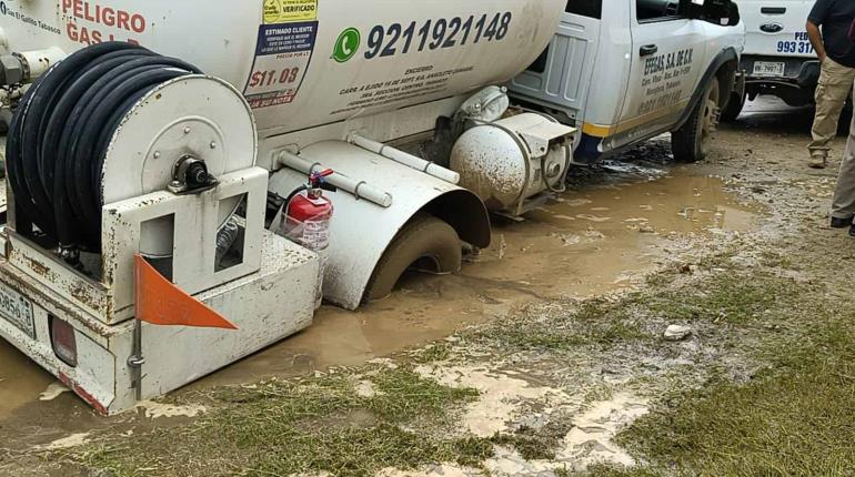 Pipa con gas LP cae en socavón en El Cedro, Nacajuca