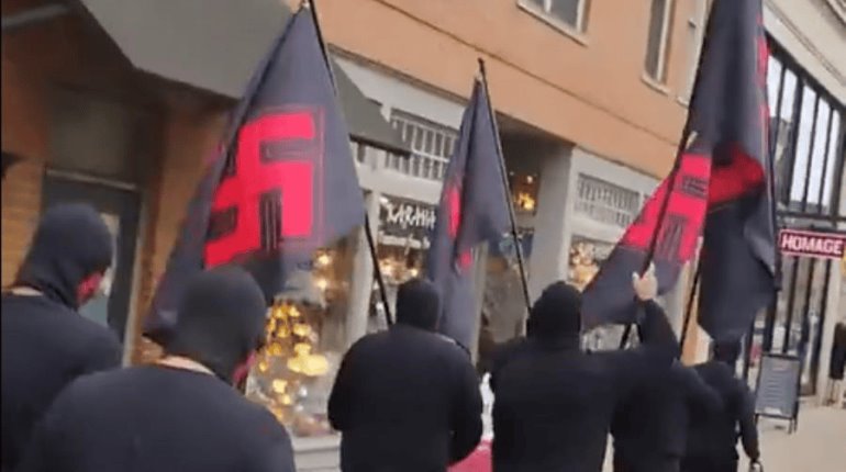 Captan en EE. UU. a hombres marchando con banderas con esvásticas