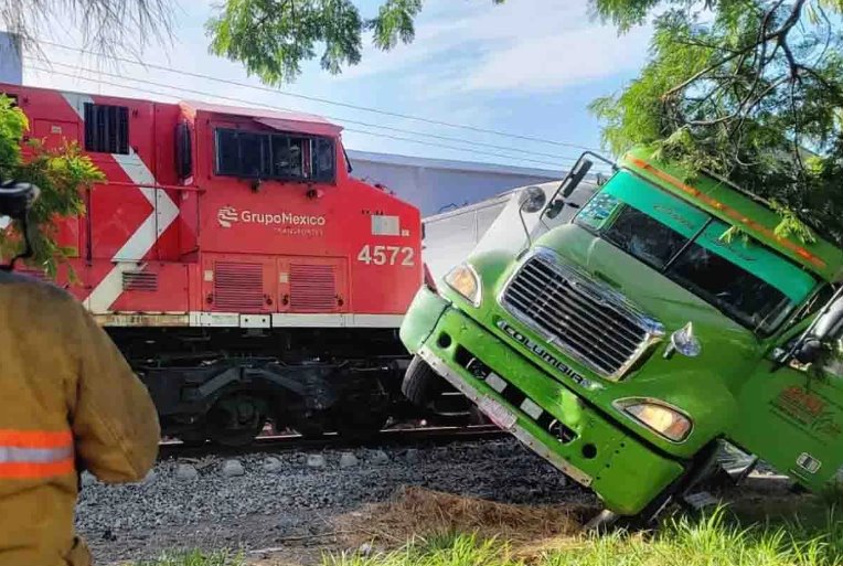 Tren arrolla tráiler en Nuevo León; se registran daños materiales