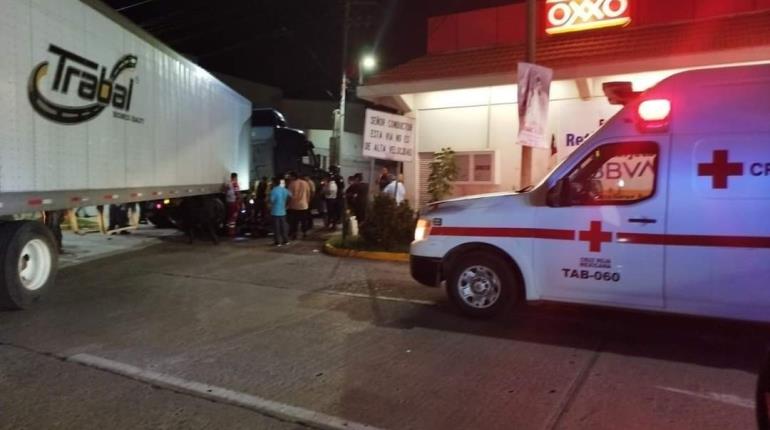 Motociclista se impacta contra un tráiler en Deportiva