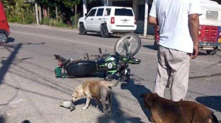 Deja 2 heridos choque de motociclistas y vehículo en Paraíso