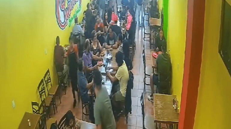 Sujetos asaltan taquería de Cuernavaca