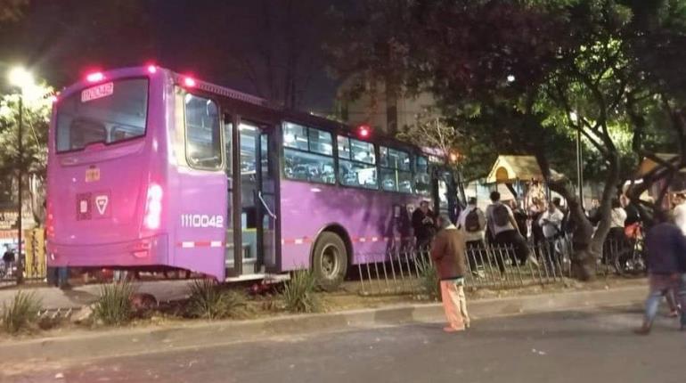 En CDMX, camión de pasajeros se sube a camellón y arrolla a personas en juegos infantiles