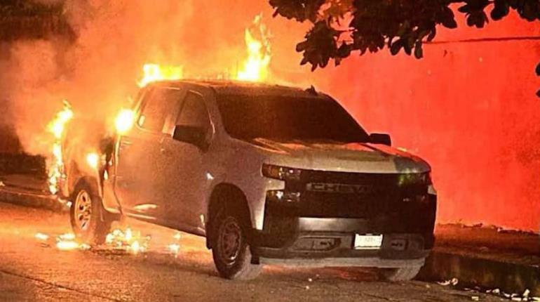 Se incendia camioneta en colonia Rovirosa