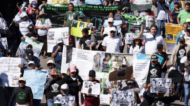 Protestan en El Salvador por presuntos recortes al presupuesto de Salud y Educación en 2025