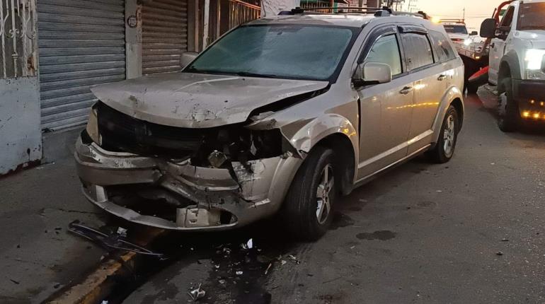 Se duerme al volante e impacta con carros estacionados en Tierra Colorada