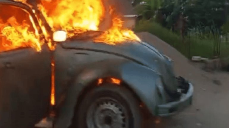 Vocho es consumido por el fuego en El Cedro, Nacajuca