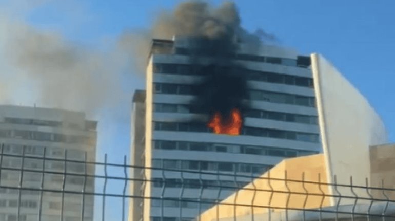 Evacuan a 80 personas por incendio en departamentos en Puebla