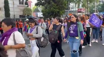 Colectivos feministas y comunidad trans se enfrentan durante marcha del 25N en CDMX