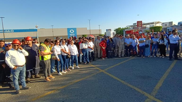 Protestan empresarios y trabajadores por falta de pago de Pemex