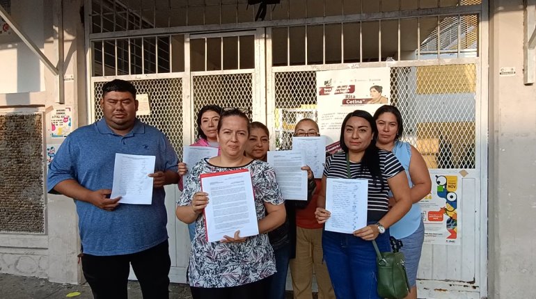 Protestan padres de la Técnica 1 para pedir reubicación de subdirectora