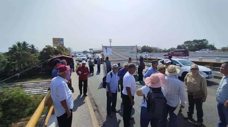 Empresarios amagan con cerrar puente ´Los Monos´ por adeudos de Pemex