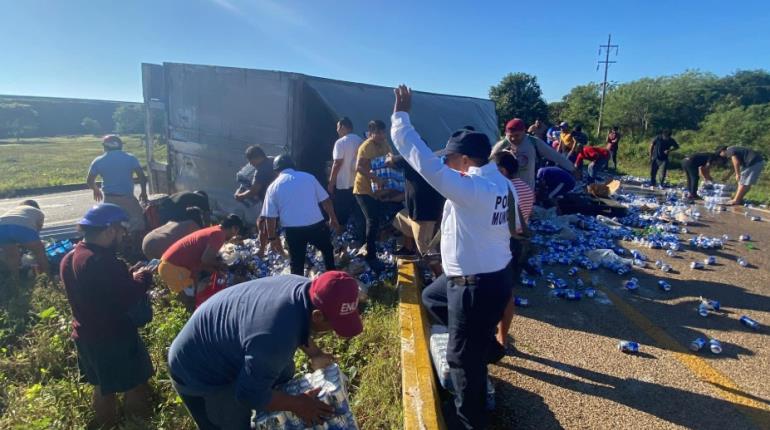 Campechanos rapiñan cervezas de tráiler volcado