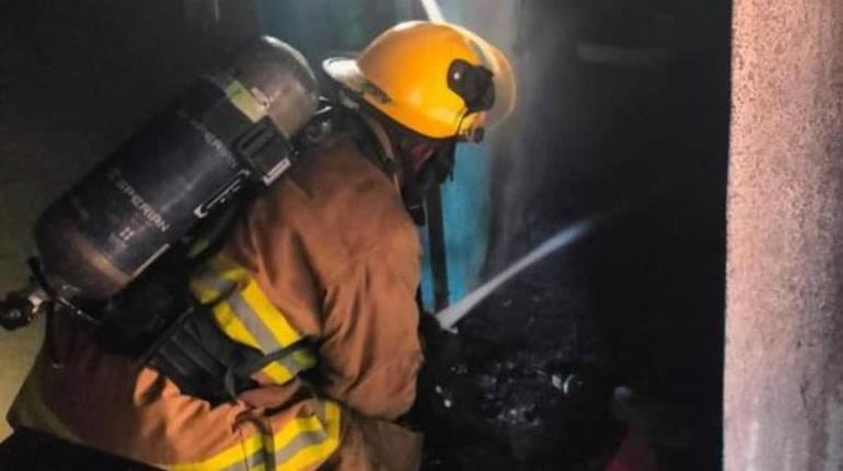 Cortocircuito en minisplit habría provocado incendio en casa del fraccionamiento Las Rosas