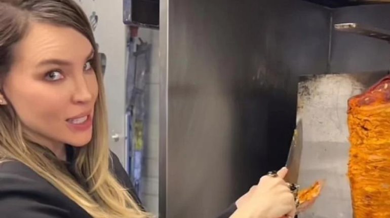 Comparte Belinda video sirviéndose un taco al pastor directo del trompo