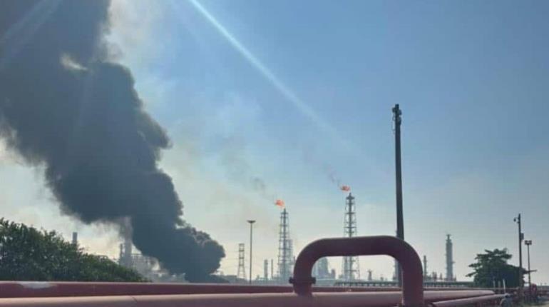 Se incendia refinería de Pemex, ahora en Minatitlán