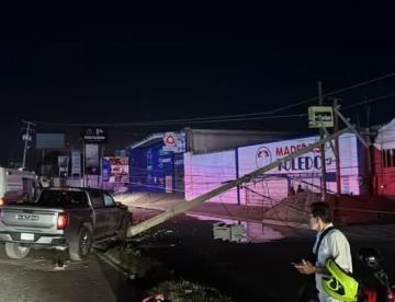 Conductor de camioneta derriba poste y deja sin luz a la colonia Miguel Hidalgo