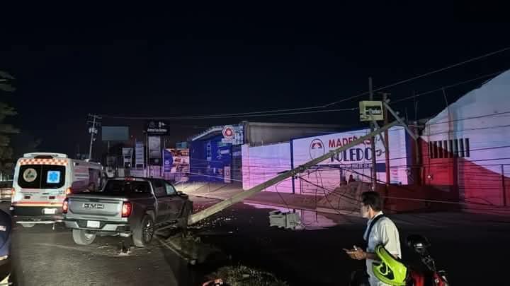 Conductor de camioneta derriba poste y deja sin luz a la colonia Miguel Hidalgo