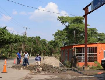 Reparan parcialmente fuga de agua en Nacajuca, tras hundimiento de pipa