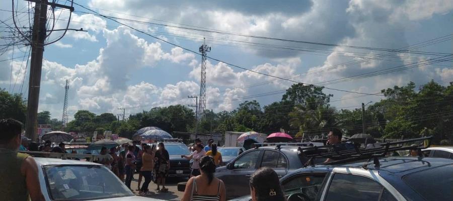 Bloquean carretera Villahermosa-Teapa por falta de agua