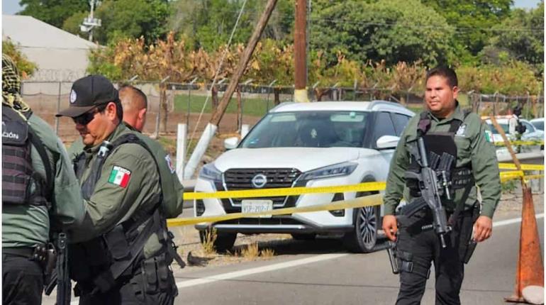 Localizan 6 cuerpos al interior de camioneta en Sinaloa