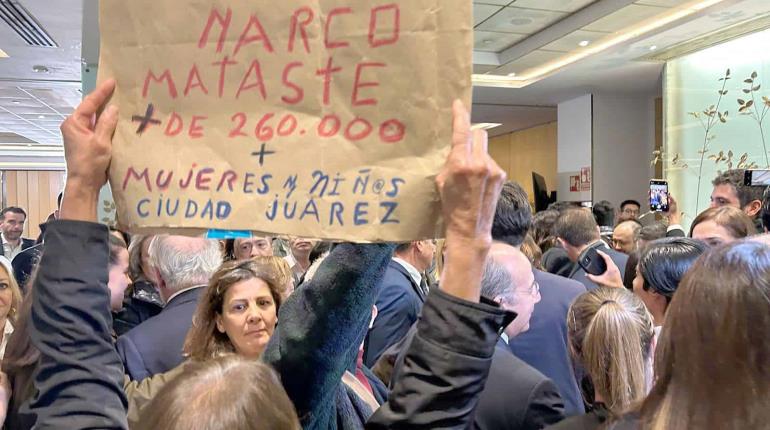 "¡Asesino!": Mujer increpa a Calderón tras su participación en foro en España