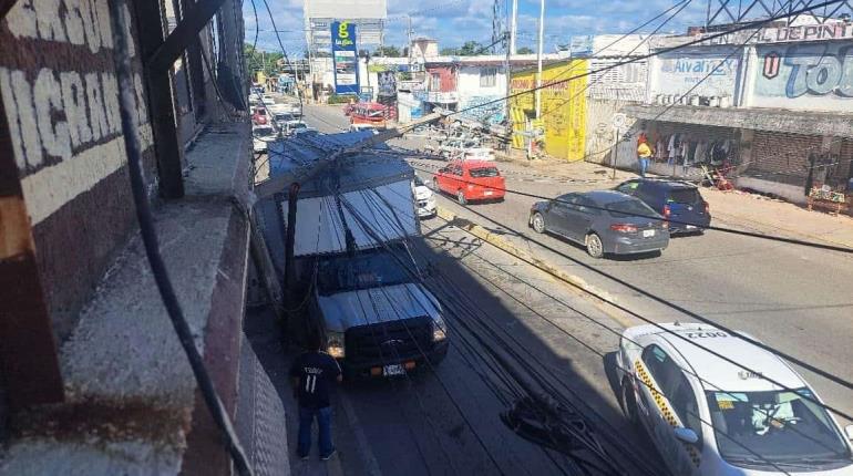 Conductor de camión derriba poste en la Av. Mina