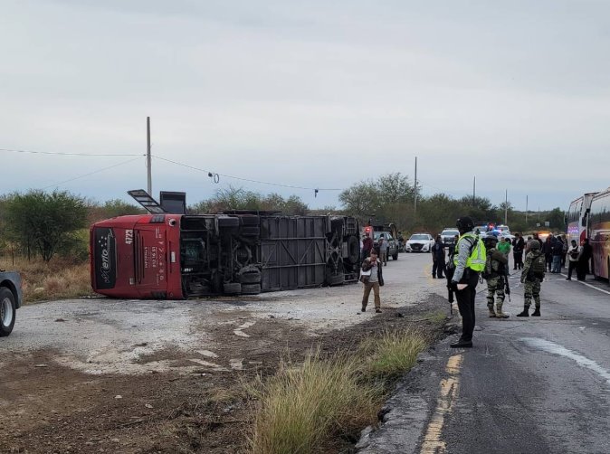 Vuelca camión con mexicanos que regresan de EE. UU. por fiestas decembrinas