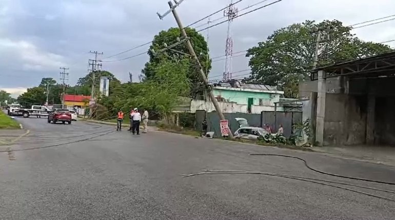 Choca vehículo y derriba cables de alta tensión en la Villahermosa-Nacajuca