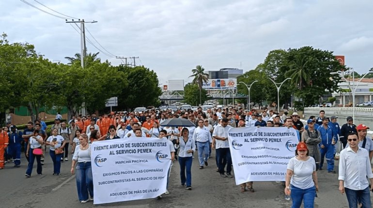 Marchan para exigir a Pemex cumpla con pago de servicios