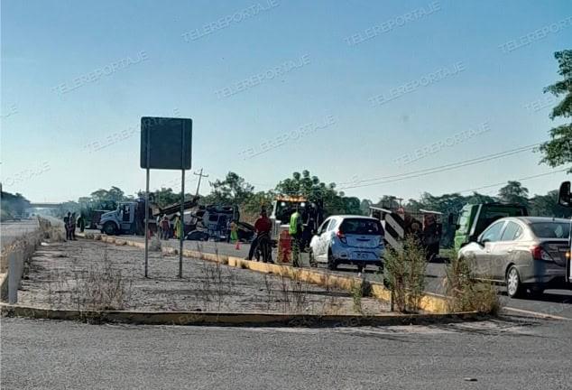 Vuelca tráiler en la Villahermosa-Macuspana y genera tráfico por horas