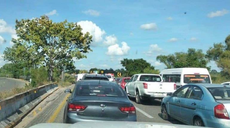 Chocan combi y taxi en la Parrilla-Villahermosa