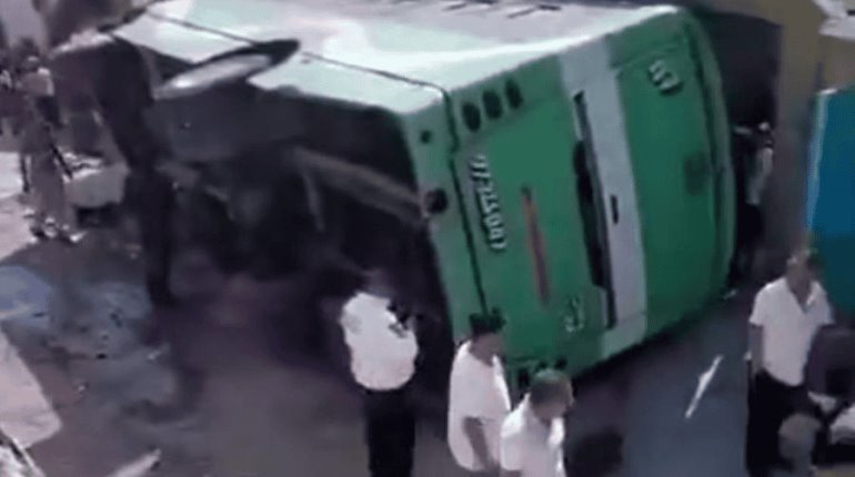 Vuelca autobús en Edomex; 20 personas resultaron lesionadas