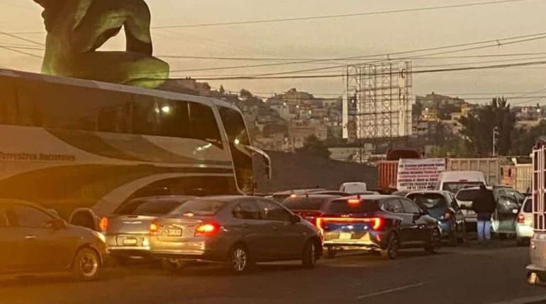 Transportistas bloquean autopistas por falta de pago en obra del Tren Maya