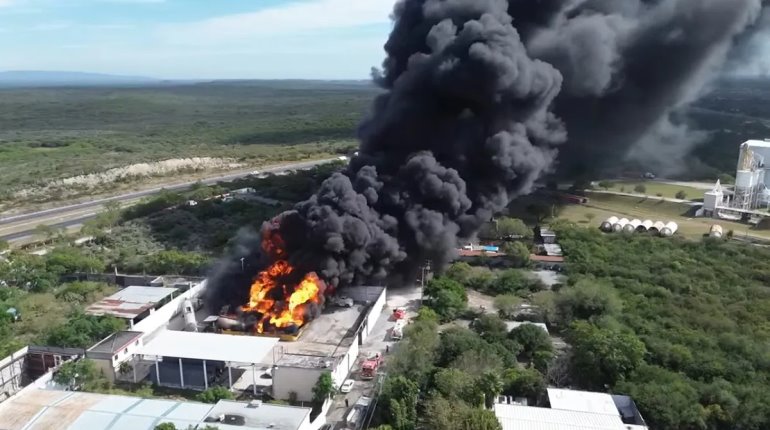 Incendio de 3 cilindros con diésel y 2 tráileres moviliza servicios de emergencia en Nuevo León