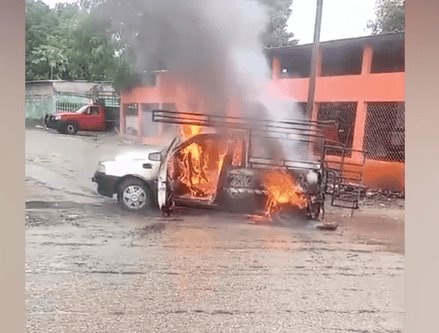 Se incendia camioneta en la Villa Vicente Guerrero, Centla