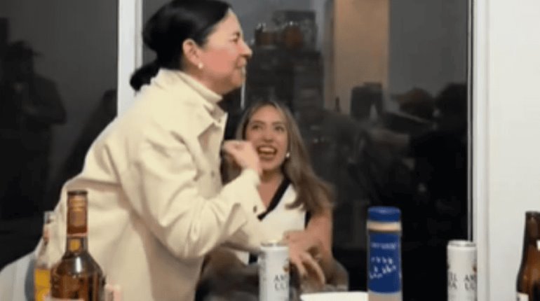 Familia realiza intercambio de regalos con objetos de mamá