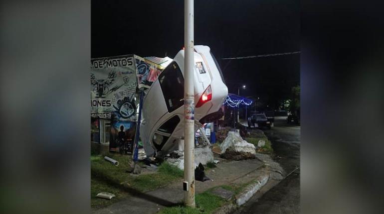 Vehículo termina suspendido en taller tras accidente en Pomoca